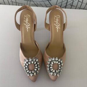 Elegant Beige Women's Shoes with Rhinestone Embellishments